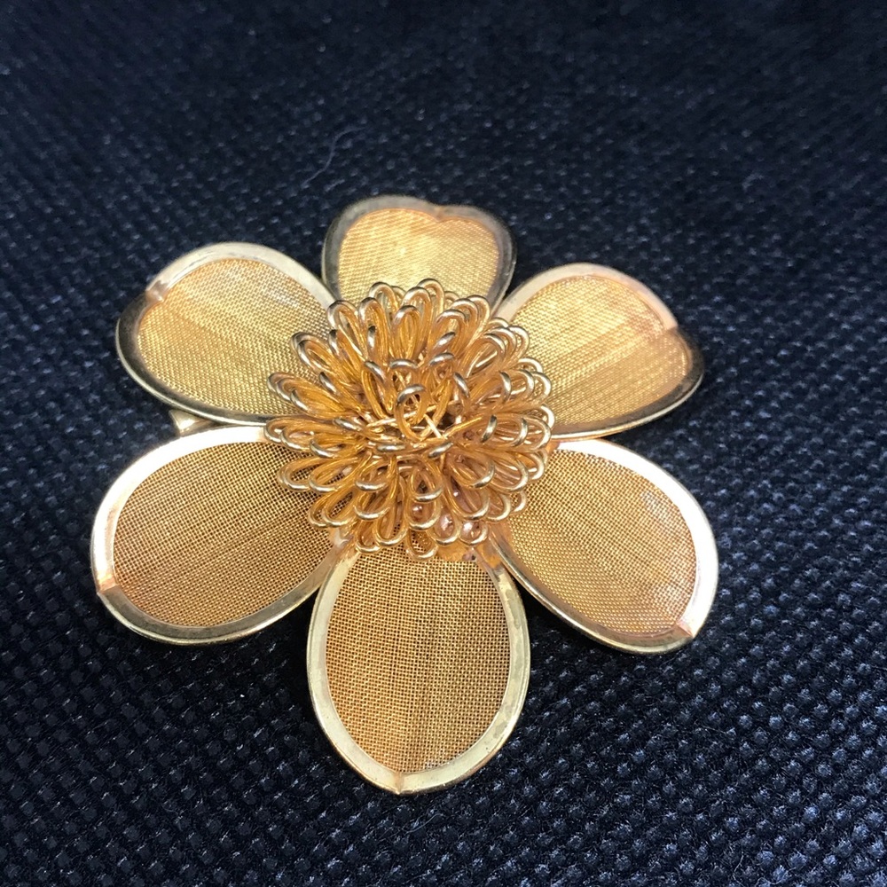 Gold Mesh Daisy Flower Brooch